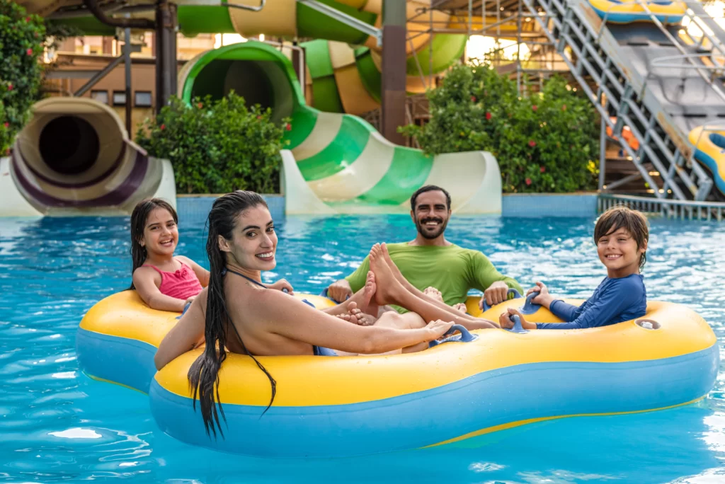 família em uma boia no Aqua Park curtindo diversão e relaxamento com ingressos promocionais do Residentes Ceará
