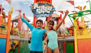 Crianças sorrindo na entrada do Acqua Show no Beach Park com crianças