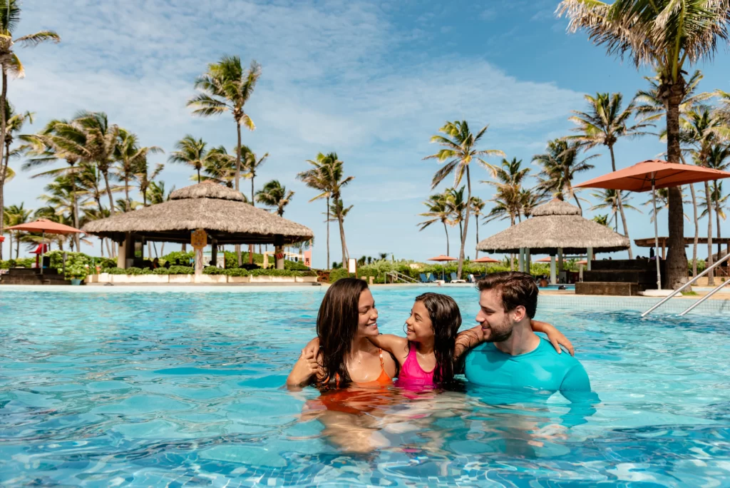 a imagem mostra uma família curtindo um dia na piscina em um dos resorts Beach Park com a promoção Momento Insano