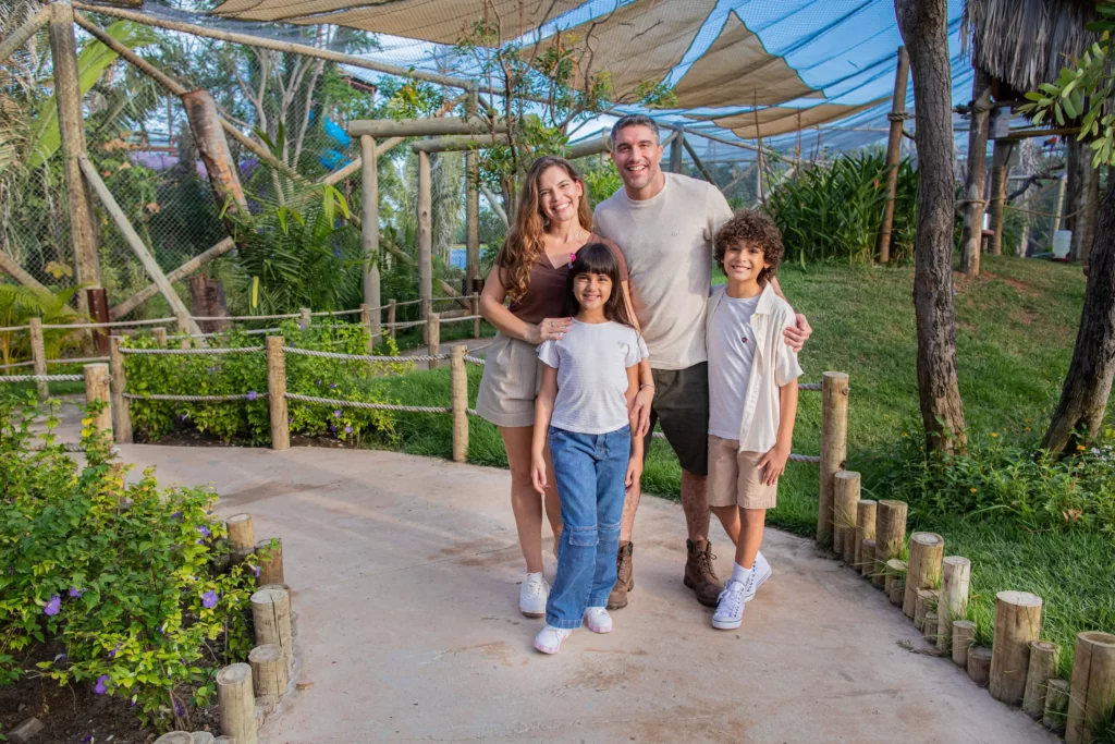 a imagem mostra uma família curtindo o Arvorar, novo parque do Beach Park, com a promoção Momento Insano