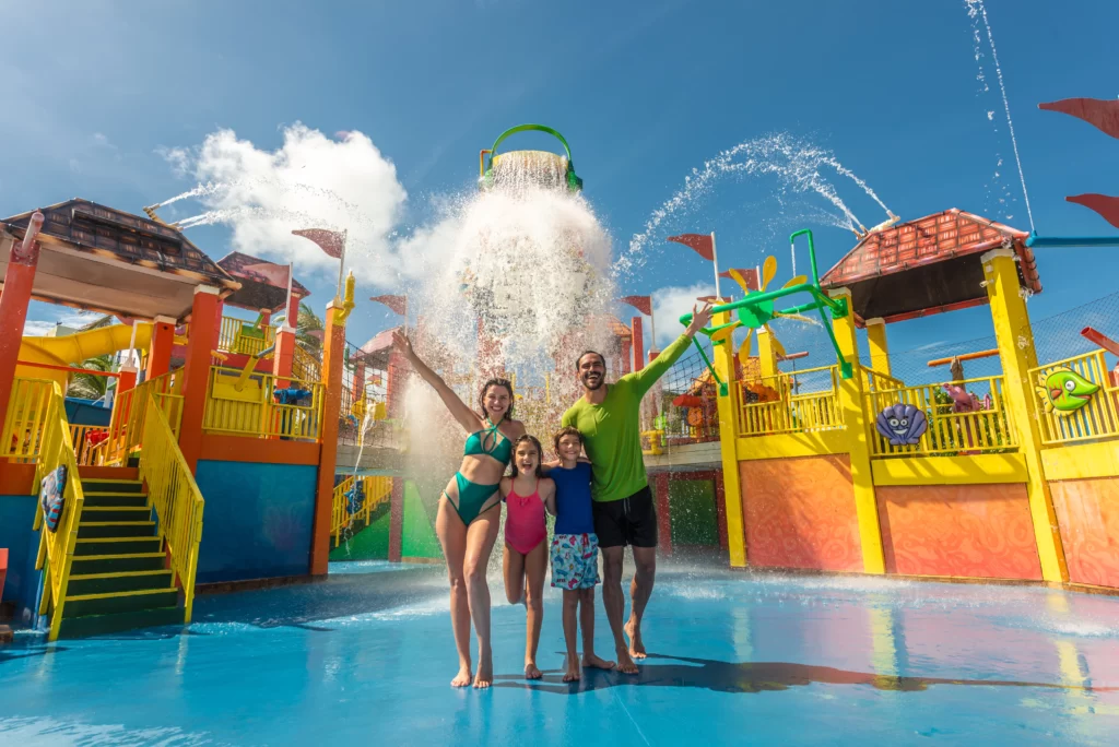 a imagem mostra uma família sorridente com crianças curtindo o Aqua Park no Beach Park