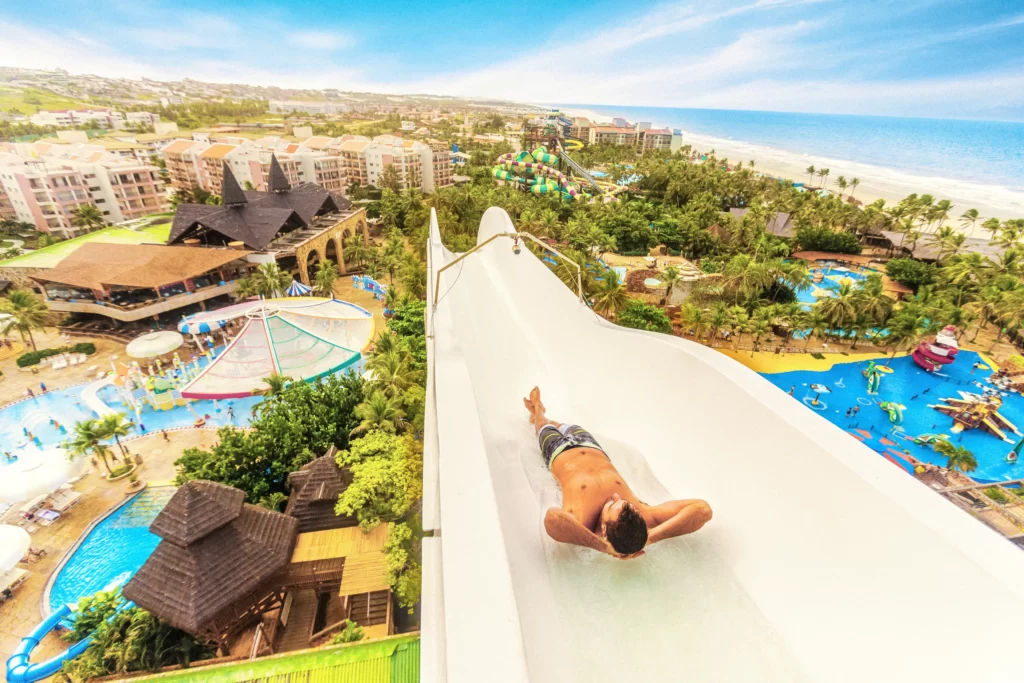 a imagem mostra um homem descendo do insano após chegar ao Aqua Park, do Beach Park, no Ceará