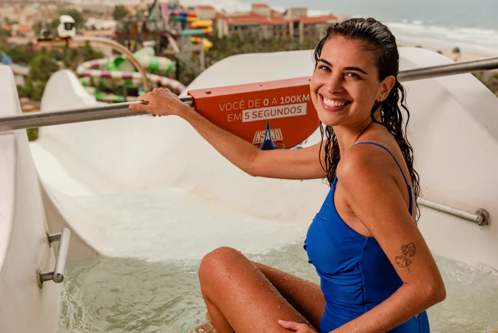 a imagem mostra uma mulher prestes a descer no Insano, no Beach Park, Ceará