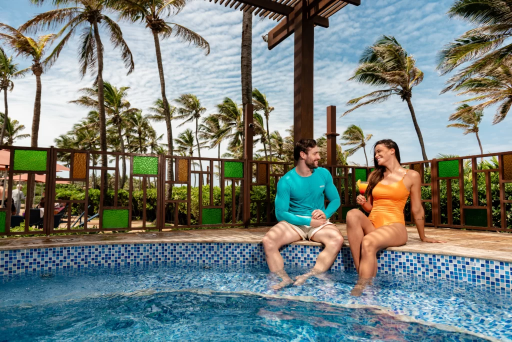 a imagem mostra um casal na piscina de um dos Resorts Beach Park, em Aquiraz