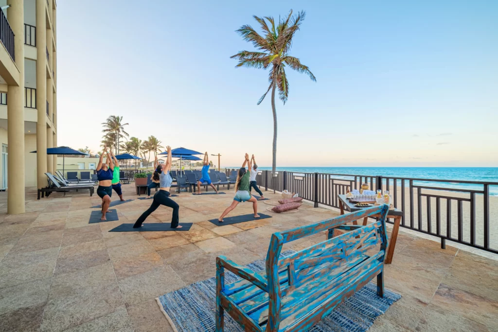 a imagem mostra pessoas fazendo yoga em uma aula nos Resorts Beach Park, em Aquiraz, Cerará