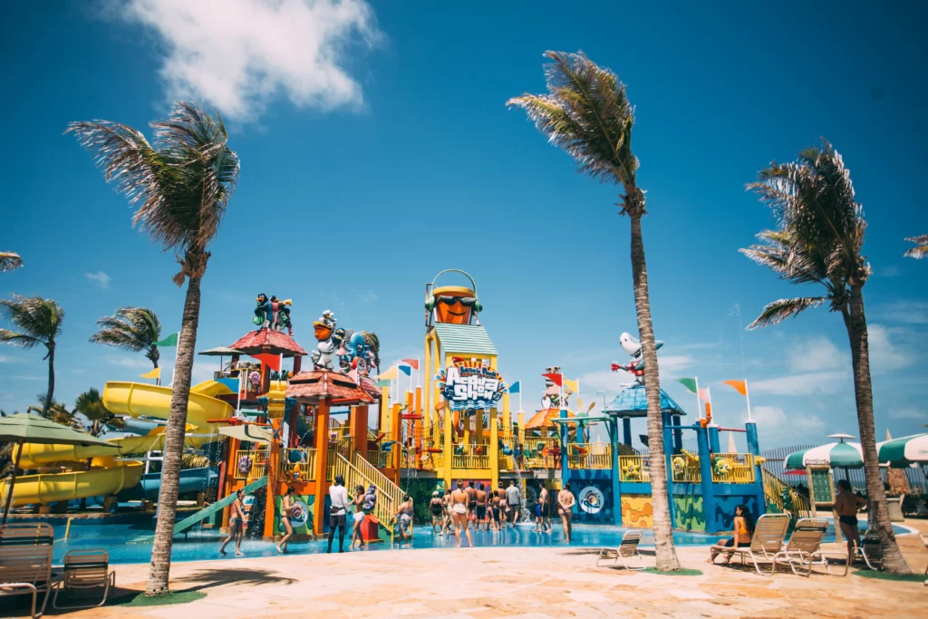 a imagem mostra uma visão panorâmica de uma das atrações para crianças do Aqua Park, em Aquiraz, no Ceará