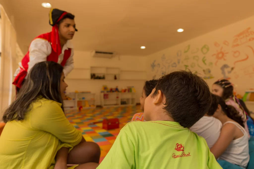 crianças aproveitando a programação recreativa nos resorts beach park