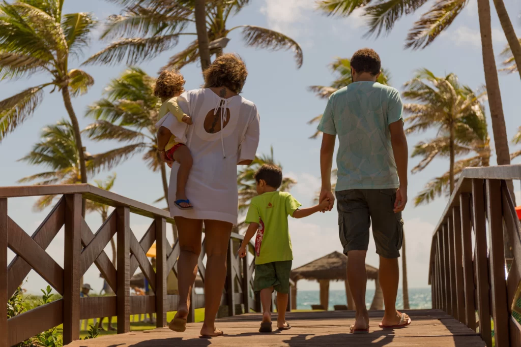 a imagem mostra uma família atravessando uma ponte na hospedagem Beach Park