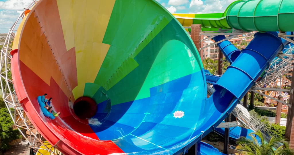 a imagem mostra uma das atrações da história do Aqua Park, do Beach Park, em Aquiraz