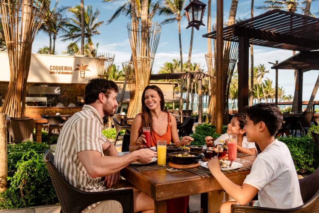 família aproveitando os sabores de gastronomia regional que estão na Vila Azul do Mar, do Beach Park, CE