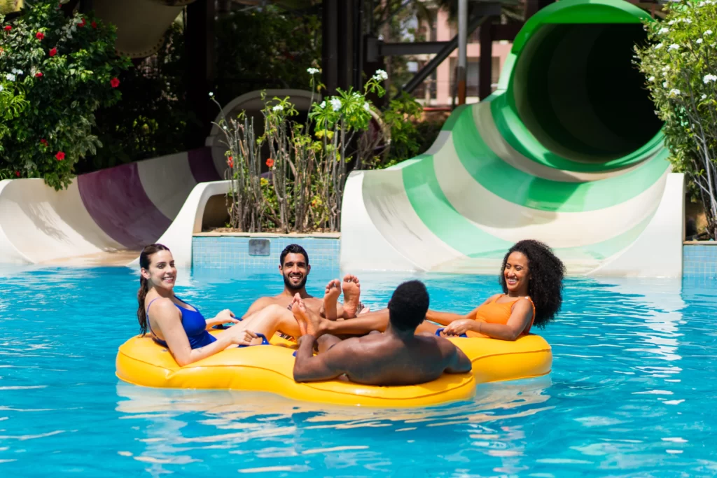 grupo de amigos curtindo as atrações aquáticas do Aqua Park, próximo à Fortaleza, no Ceará