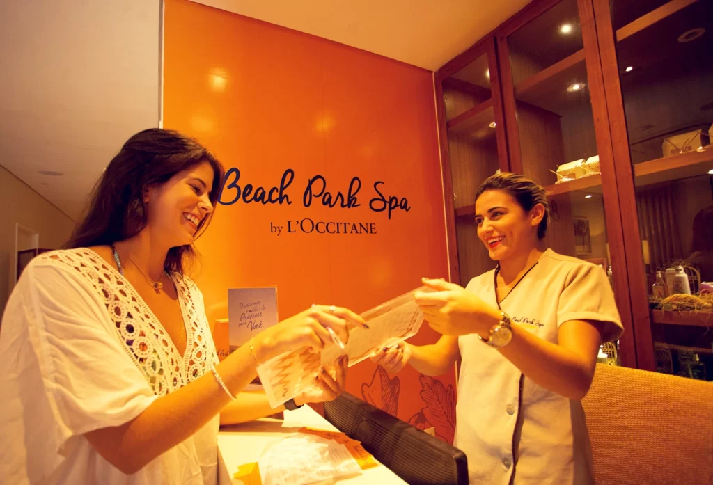 a imagem mostra a mulher indo para o SPA by Loccitane no Wellness Beach Park Resort para fazer massagem e ter momentos de relaxamento