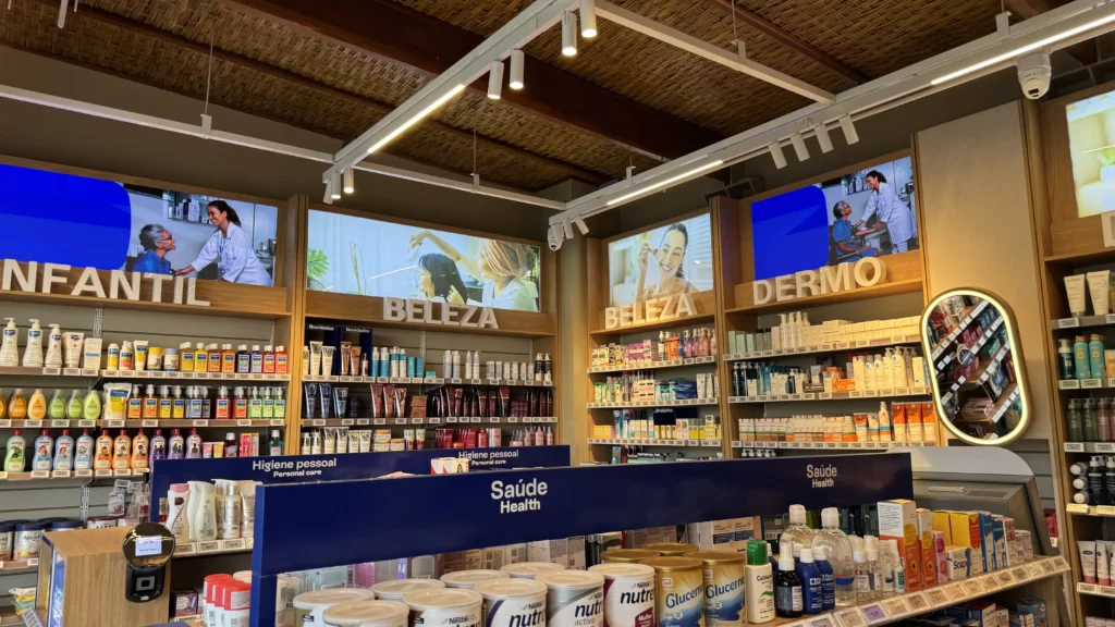 a imagem mostra o interior da loja Pague Menos que inaugurou na Vila Azul do Mar, do Beach Park, com produtos voltados para proporcionar bem-estar e saúde