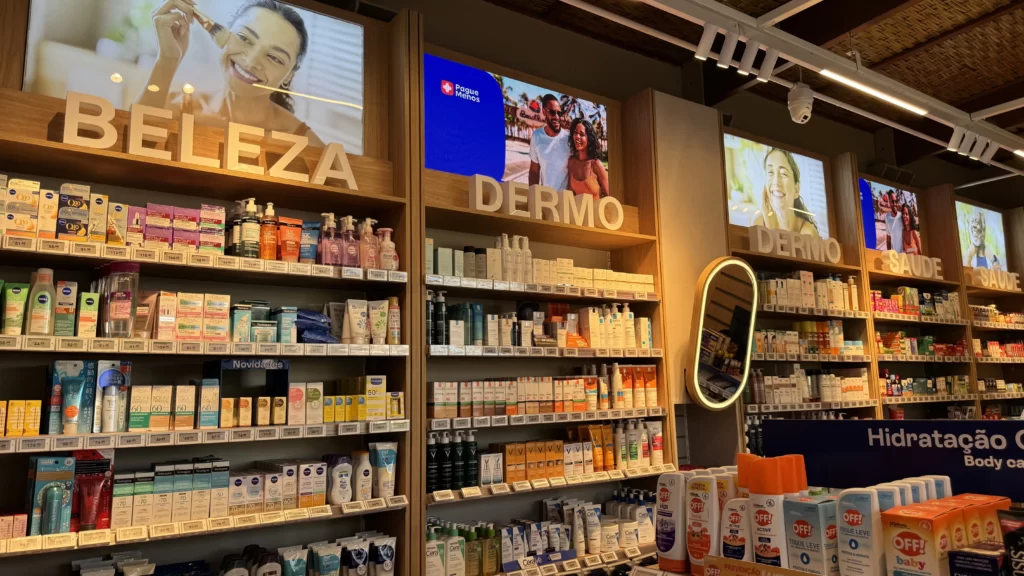 a imagem mostra o mix de produtos da loja da Pague Menos que inaugurou na Vila Azul do Mar, em Aquiraz, no Ceará