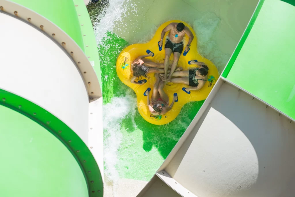 a imagem mostra uma boia de quatro pessoas em uma das atrações do parque aquático do Beach Park
