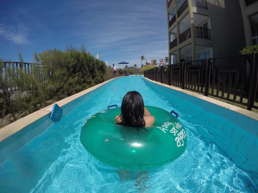a imagem mostra uma pessoa dentro de uma boia na piscina de um dos resorts do beach park que leva ao parque aquático