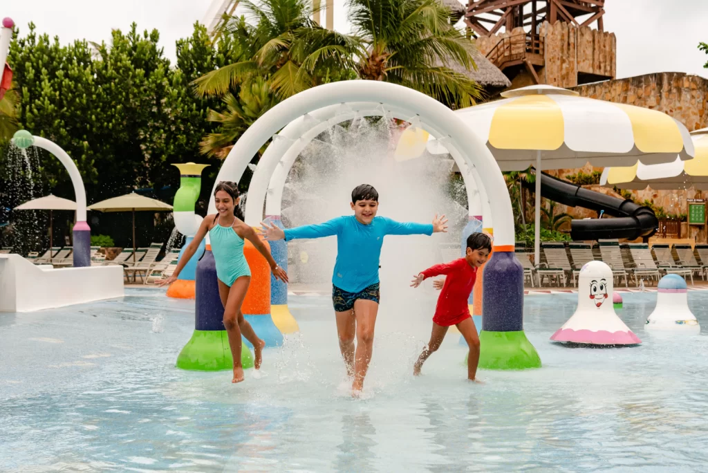 a imagem mostra três crianças brincando em uma das atrações do parque aquático do Beach Park, que está nos últimos dias da promoção Residentes do Ceará