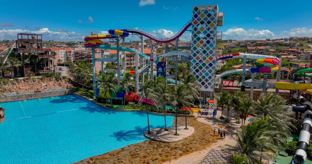 a imagem mostra a paisagem do Aqua Park com o Surreal, que é a mais nova atração do Aqua Park