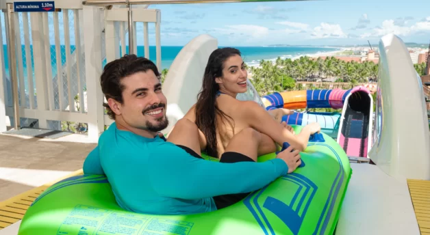 8 motivos para conhecer o Surreal, a mais alta montanha-russa aquática do mundo, no Beach Park
