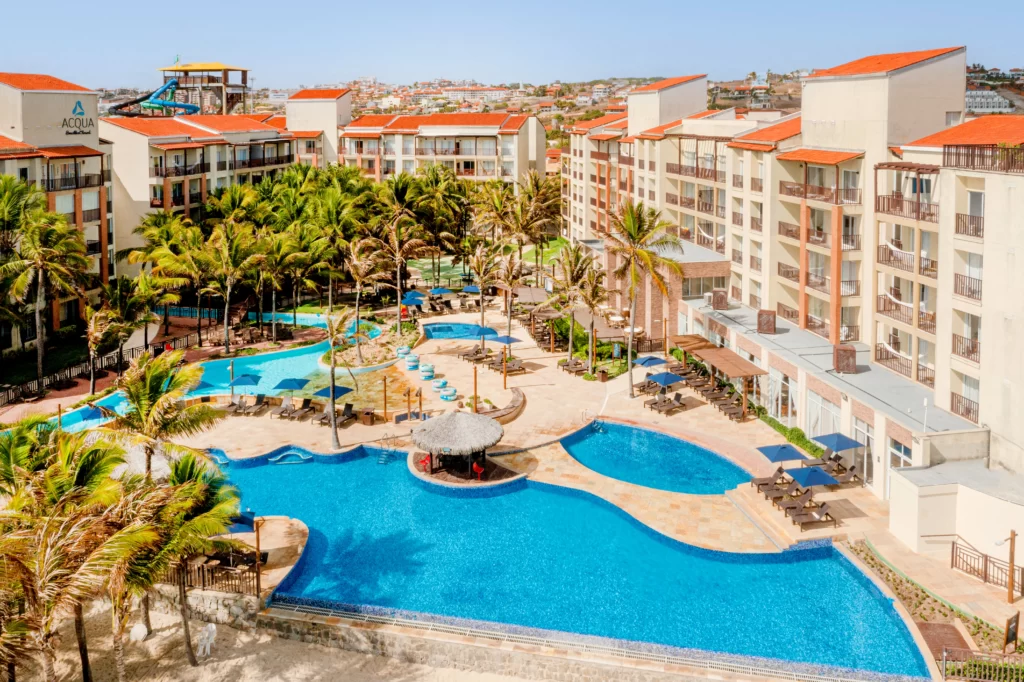 a imagem mostra o Acqua Beach Park Resort, que está oferecendo desconto na hospedagem durante a promoção Momento Insano, que é uma ótima forma de economizar no Beach Park 