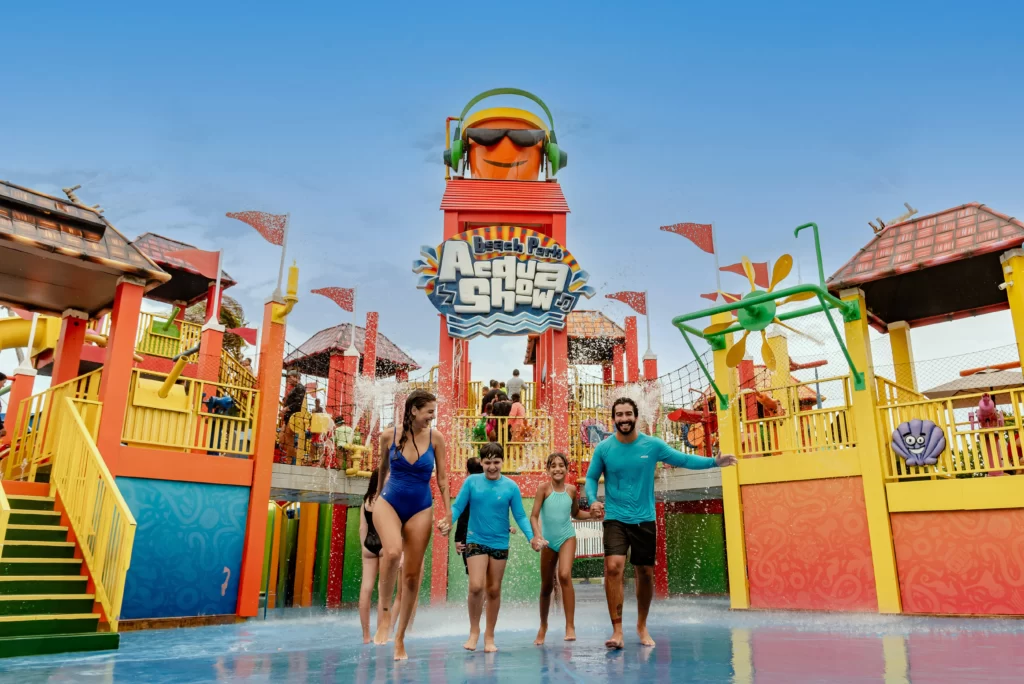 a imagem mostra uma família aproveitando o Aqua Park que ainda terá promoção de Residentes do Ceará e de Black Friday em 2025