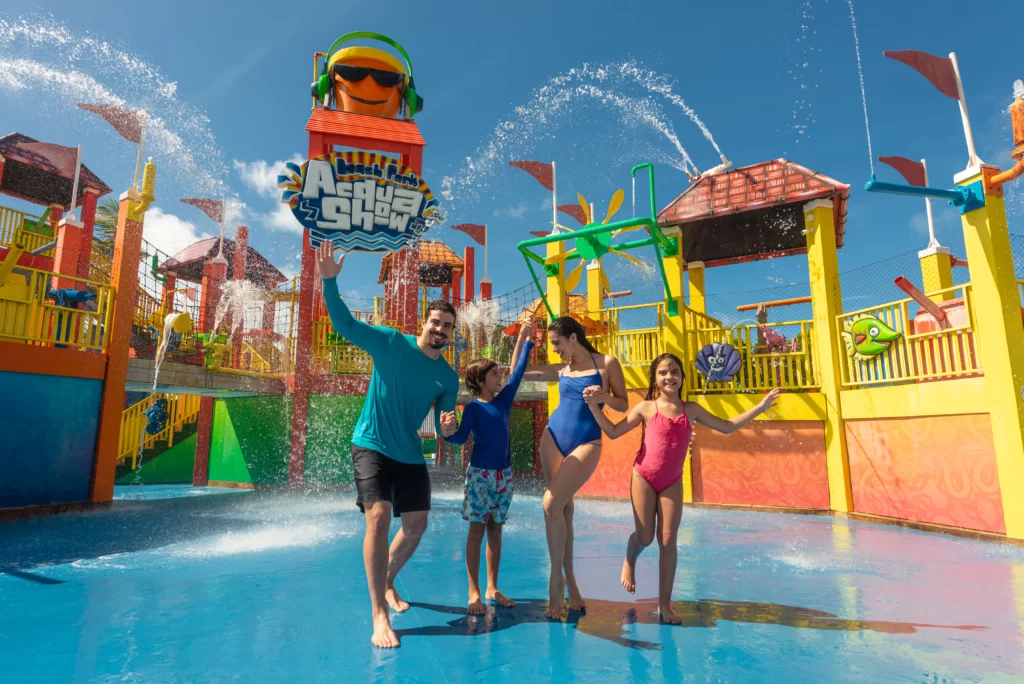 a imagem mostra uma família com duas crianças em frente ao Acqua Show, no Aqua Park, do Beach Park
