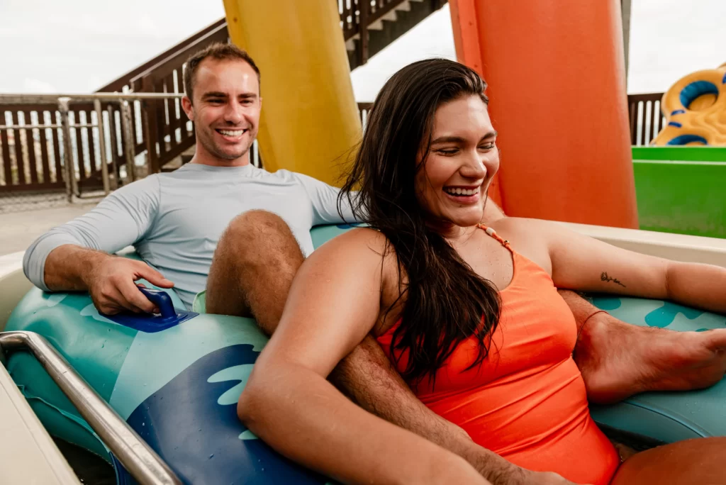 a imagem mostra um casal aproveitando o Aqua Park, do Beach Park, no Ceará, com todas as vantagens que o Beach Card oferece