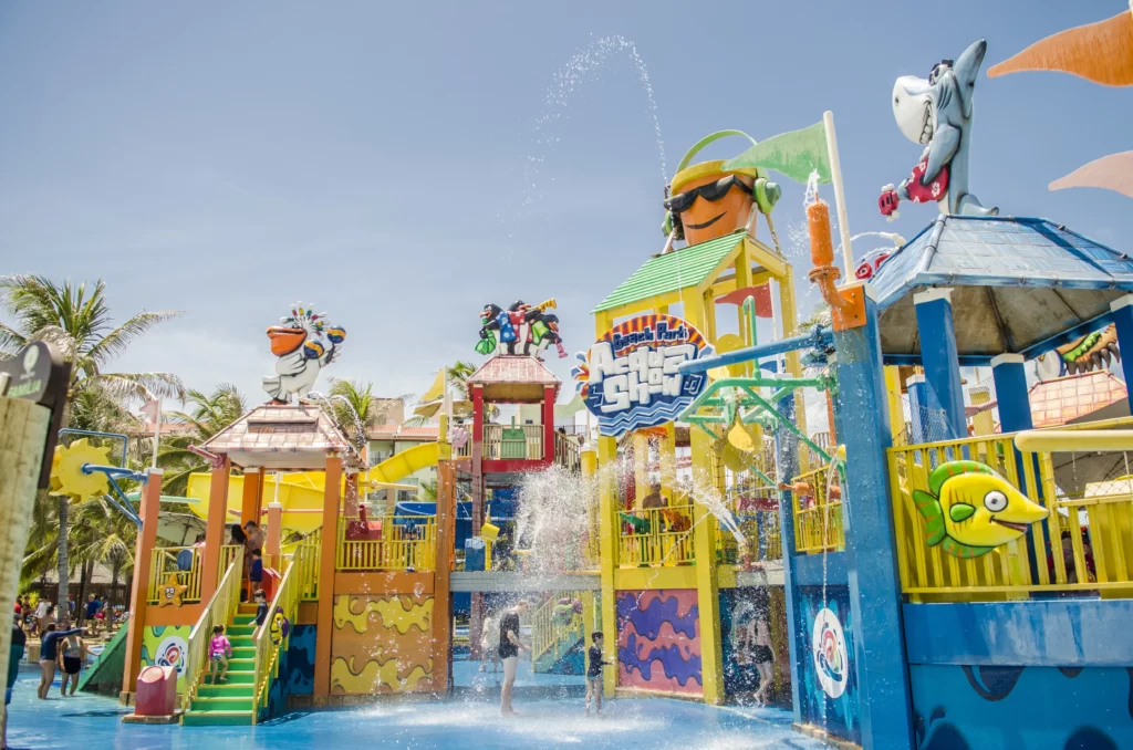 a imagem mostra uma das atrações do Aqua Park, que oferece lazer e diversão para toda a família no Ceará