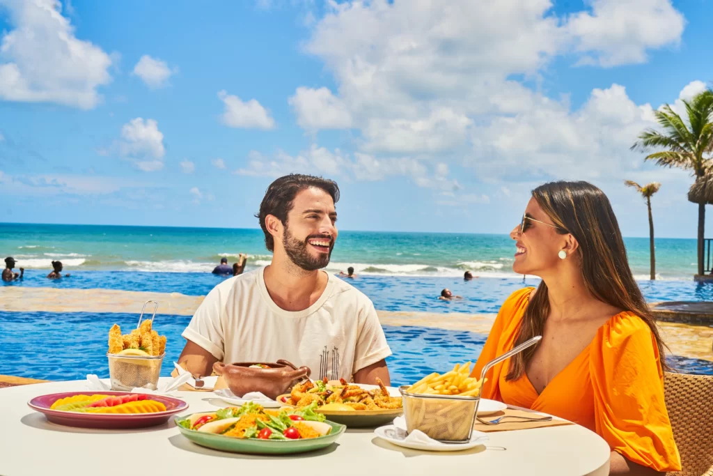 a imagem mostra um casal hospedado em um dos Resorts do Beach Park, que oferecerá descontos imperdíveis na Black Friday 2025