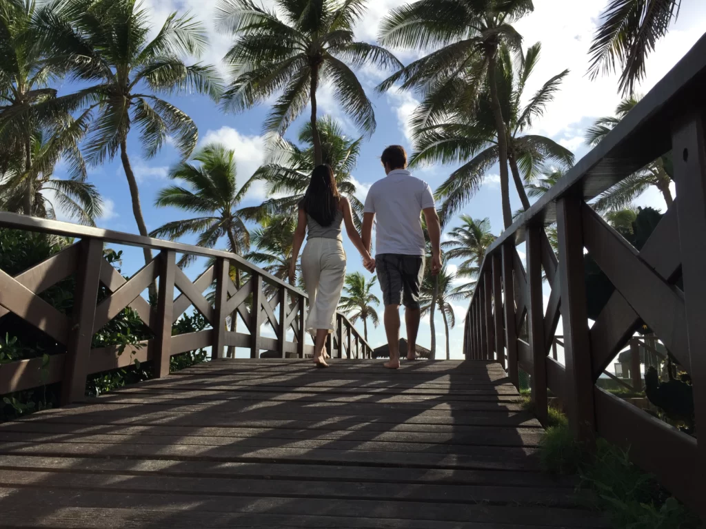 a imagem mostra um casal caminhando no resort Beach Park, que está com desconto na promoção Momento Insano