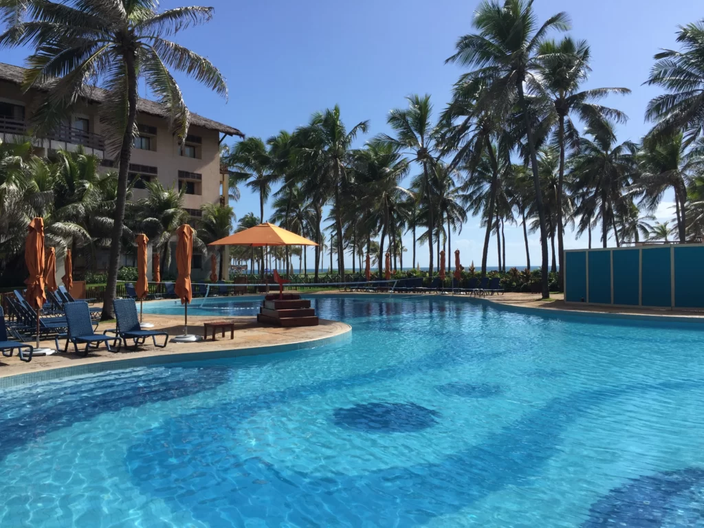 a imagem mostra uma piscina de um dos Resorts Beach Park, que fica próximo à Fortaleza