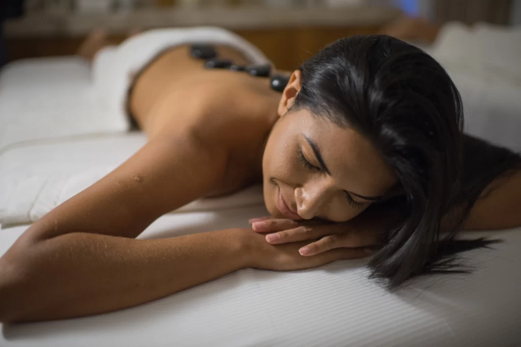 a imagem mostra uma mulher relaxando com a massagem do SPA no Wellness Beach Park Resort