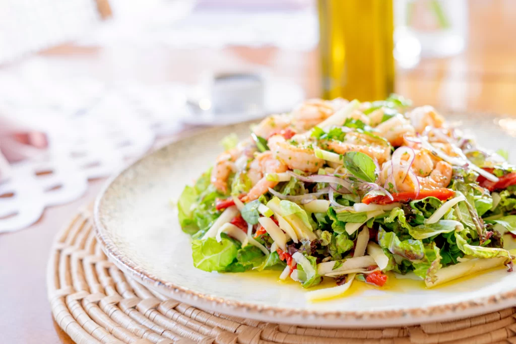 a imagem mostra um prato com salada dos resorts Beach Park