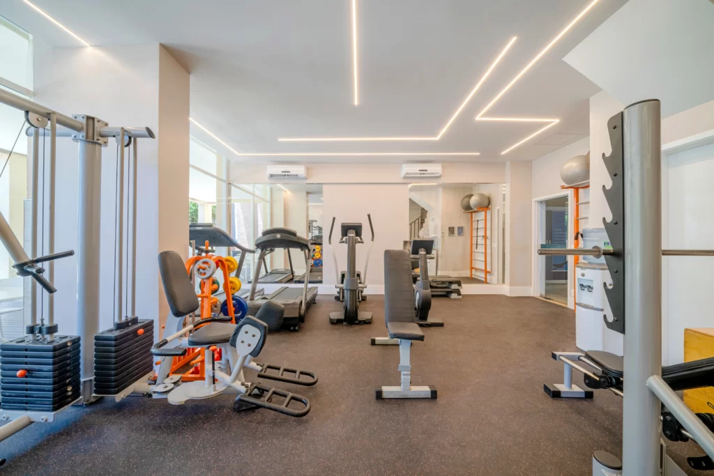 a imagem mostra uma academia, que está presente no Acqua Beach Park Resort