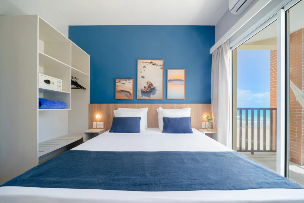 a imagem mostra detalhes de uma das acomodações do Acqua Beach Park Resort, com vista para o mar do Porto das Dunas