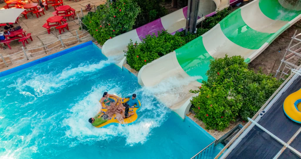 a imagem mostra uma boia com quatro pessoas curtindo as atrações do Aqua Park