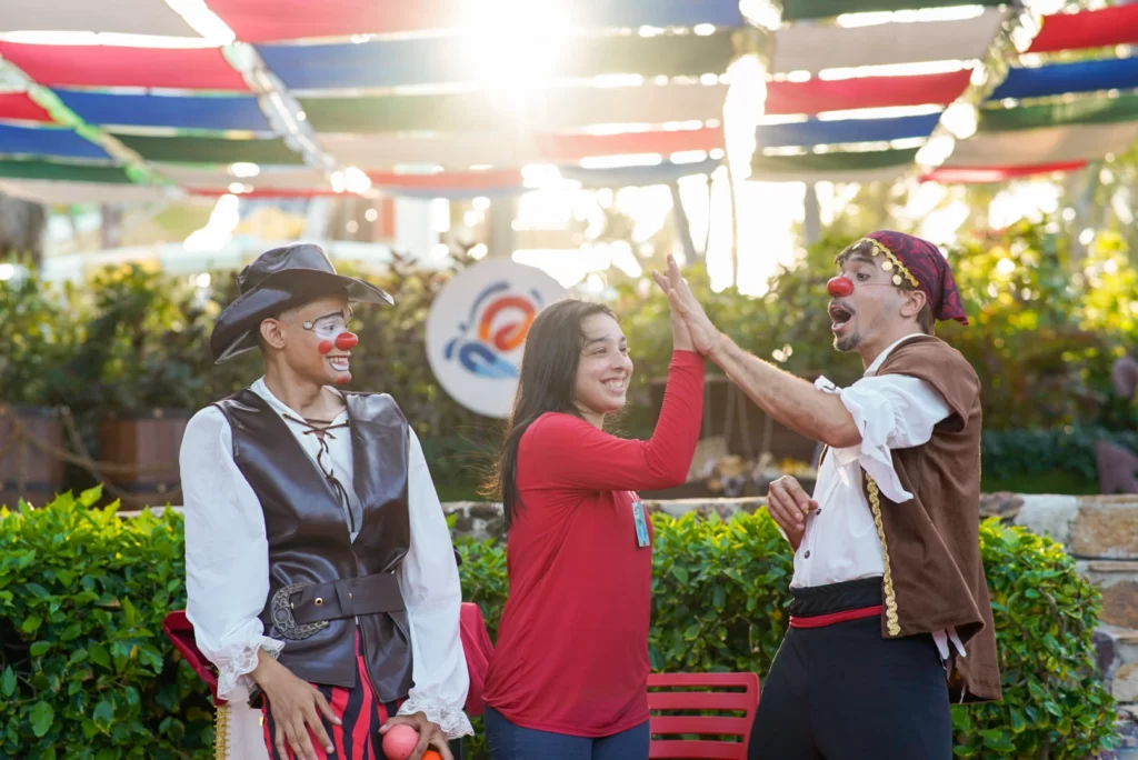a imagem mostra uma criança se divertindo com os espétaculos e os shows de mágica na programação do mês das crianças no beach park