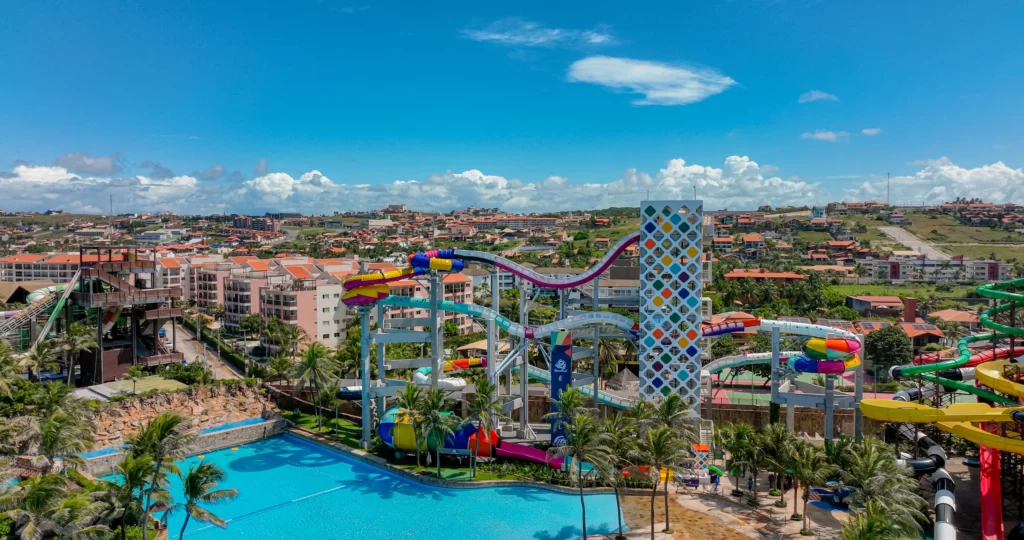 a imagem mostra o surreal, a mais alta montanha-russa aquática do mundo, que fica no Aqua Park, no Ceará
