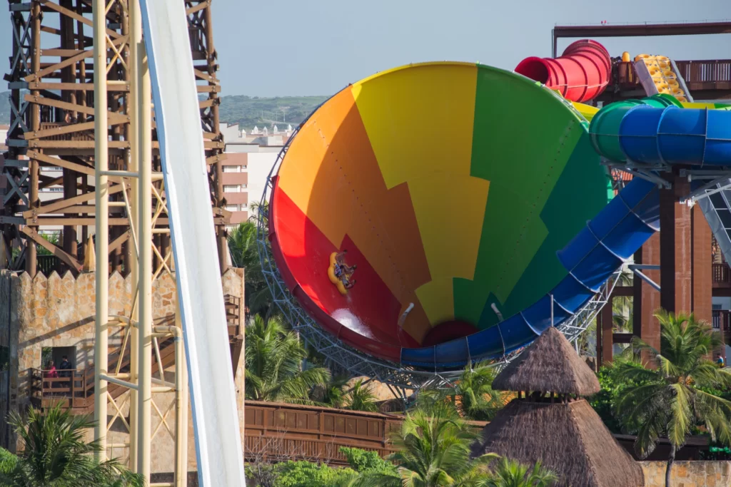 a imagem mostra pessoas se divertindo em uma das atrações aquáticas do aqua park no beach park, ceará