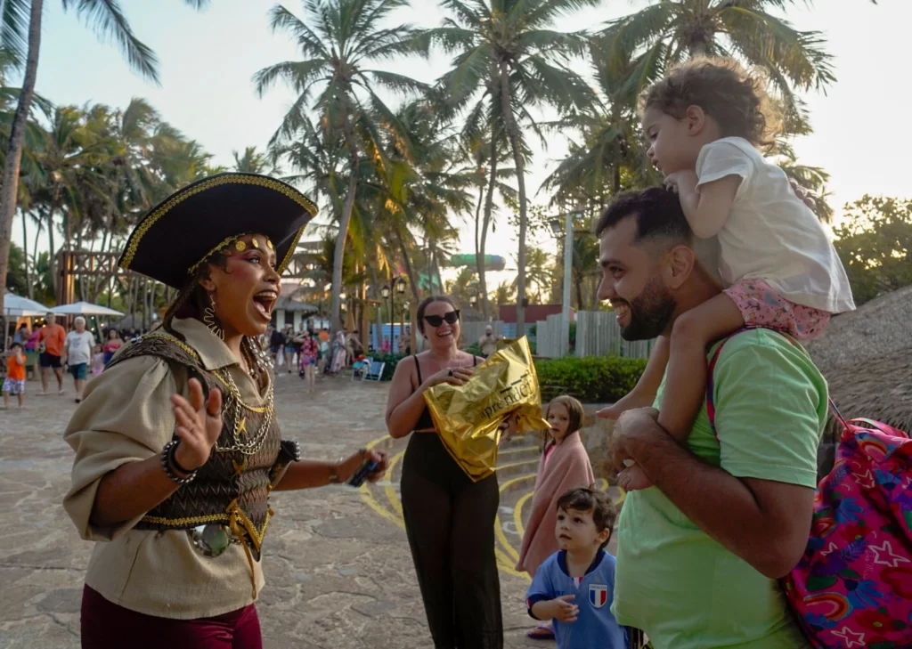 a imagem mostra uma família com bebê e crianças se divertindo no beach park na programação de outubro