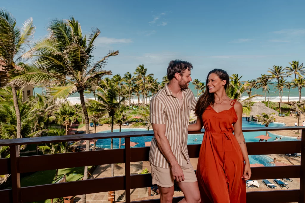 a imagem mostra um casal curtindo viagem a dois no litoral cearense