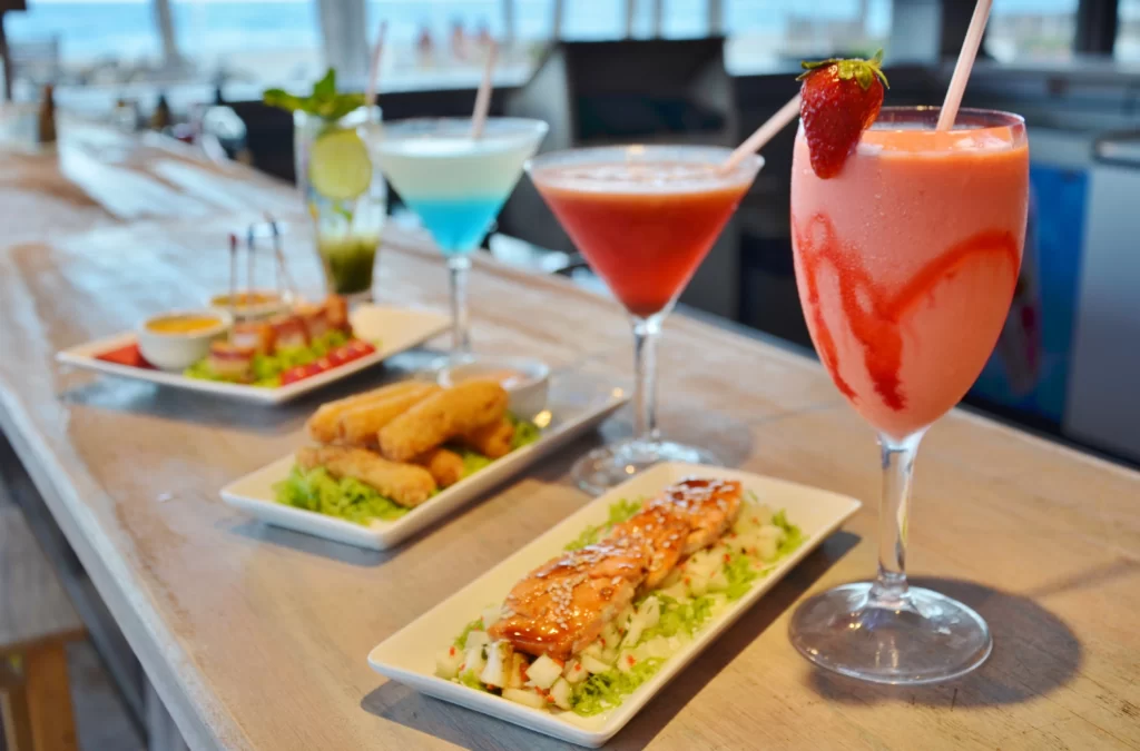 a imagem mostra alguns dos pratos e drinks servidos no bar do oceani beach park resort