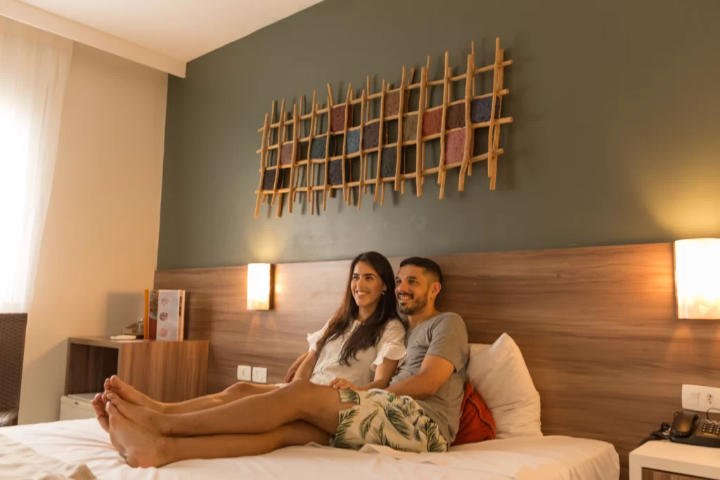 a imagem mostra um casal descansando em um dos resorts do beach park, o Oceani, em frente ao mar da Praia do Porto das Dunas e perto de fortaleza