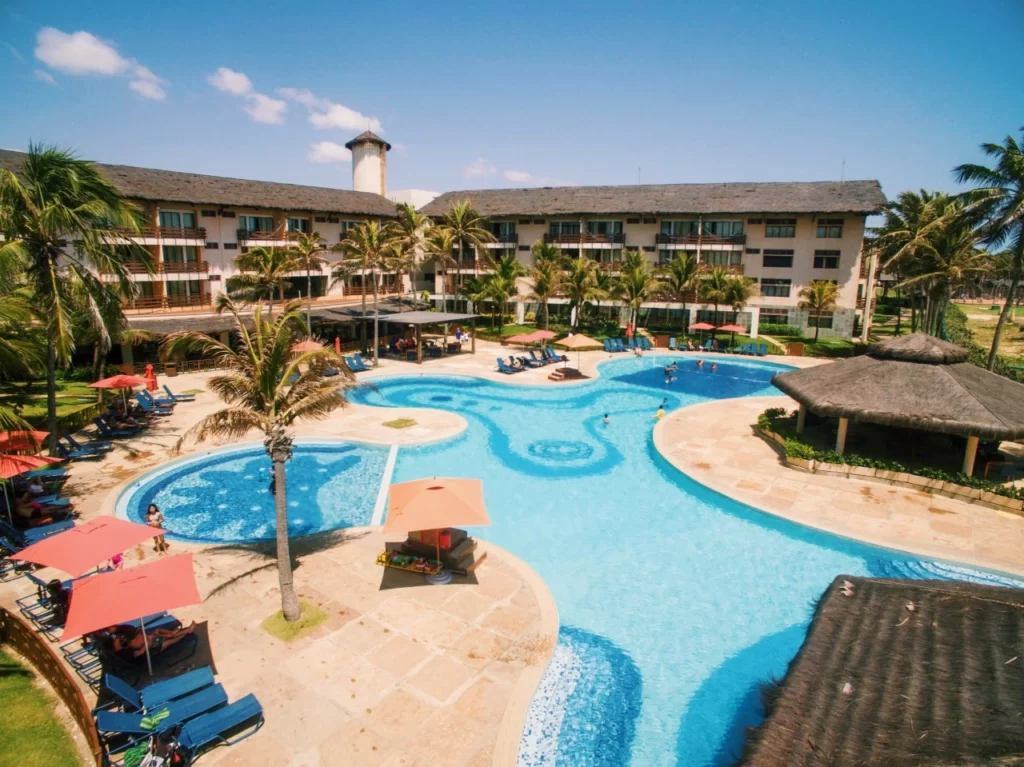 a imagem mostra uma foto panorâmica do Suites Beach Park Resort, que fica ao lado do Aqua Park e da Vila Azul do Mar, perto de Fortaleza