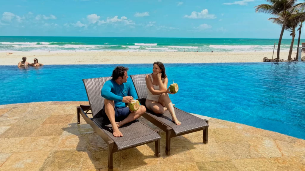 a imagem mostra um casal curtindo o beach park, no acqua beach park resort, que é um dos resorts mais bem avaliados do destino