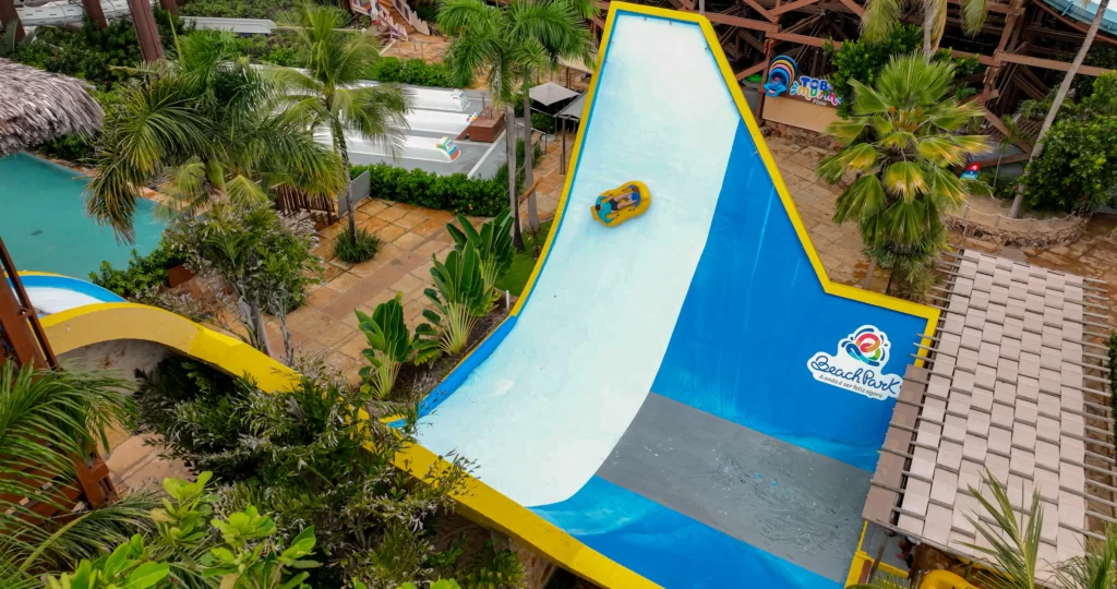 dupla descendo no Kalafrio, no Aqua Park do Beach Park