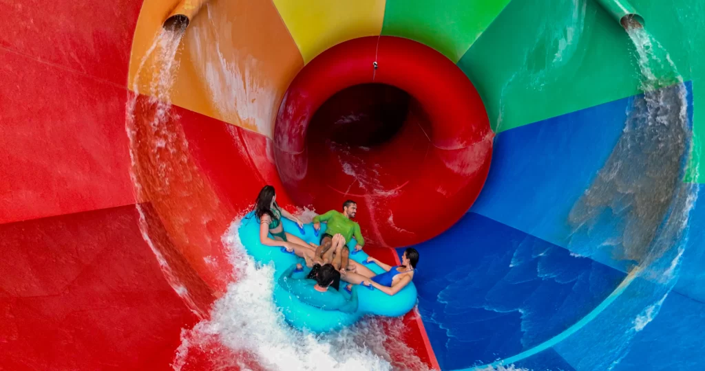 grupo em uma boia de 4 pessoas no Vaikuntudo, uma das atrações mais radicais do Aqua Park