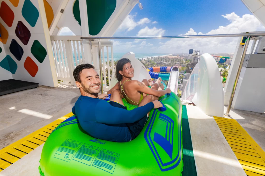 a imagem mostra um casal se divertindo nas atrações do aqua park
